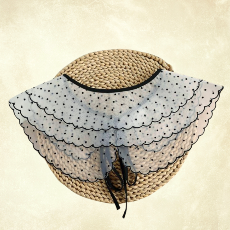 Beyaz Siyah Puantiyeli Yaka