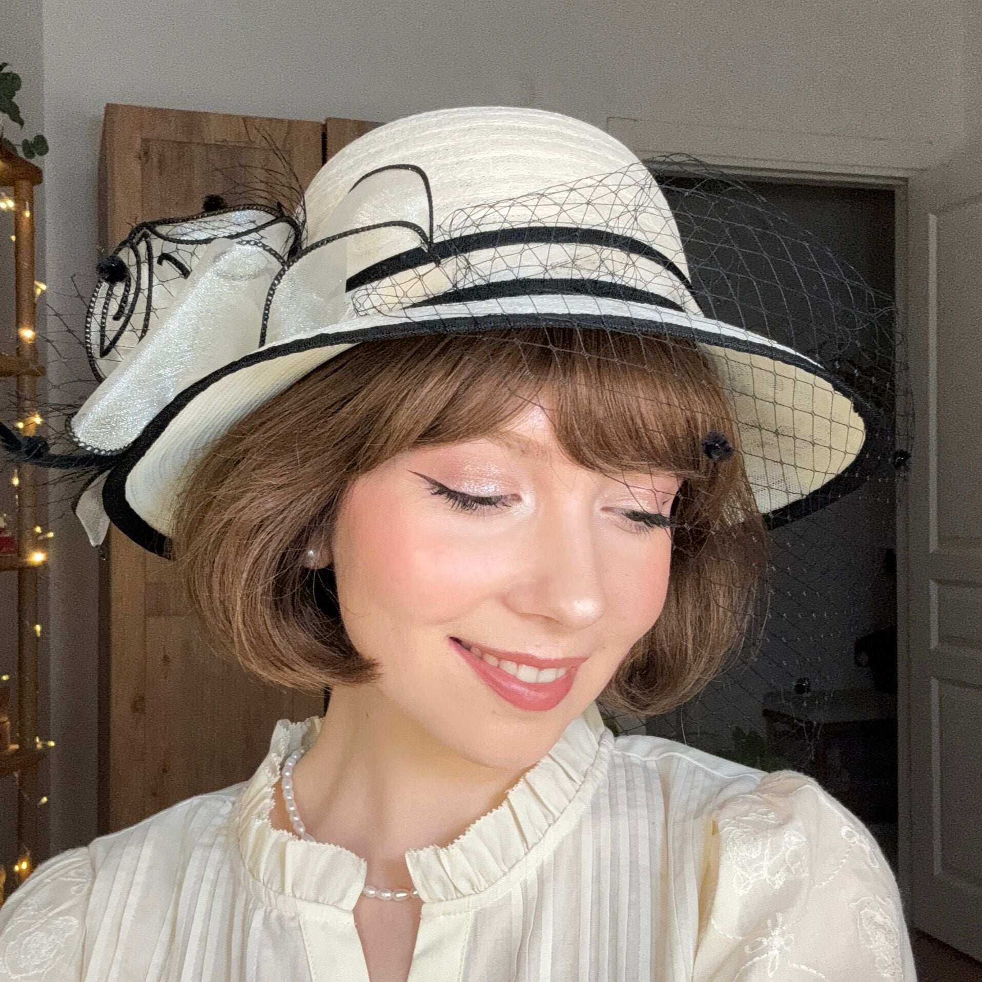 Victoria Ekru Siyah Renk Tüllü  Alternatifli Şapka 33 cm