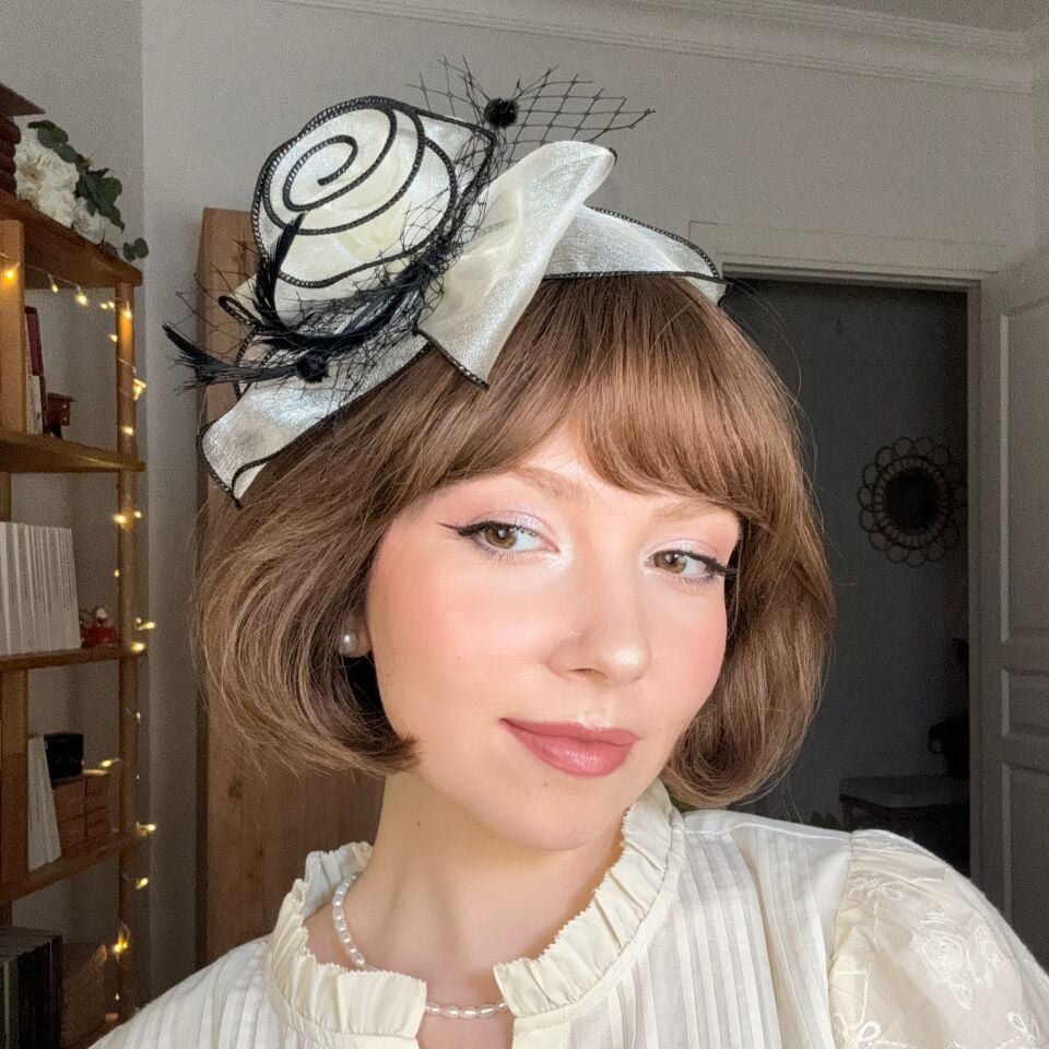 Victoria Ekru Siyah Renk Tüllü  Alternatifli Şapka 33 cm