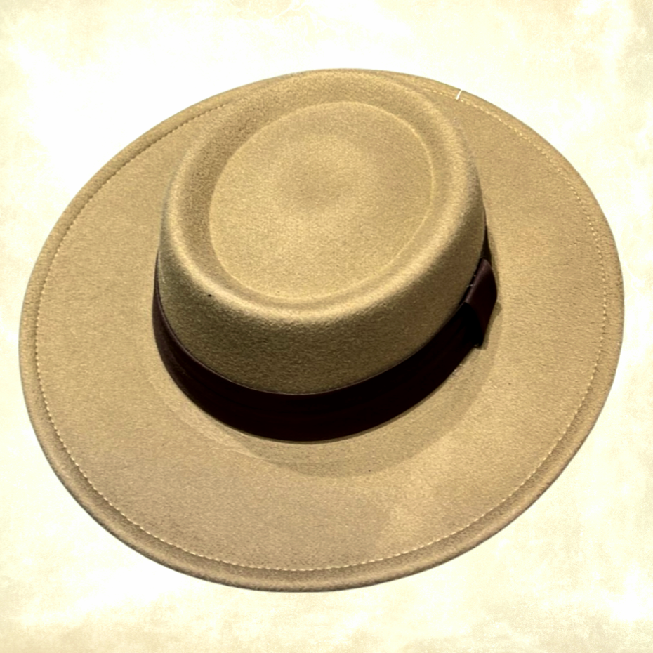 Jazz Koyu Camel Renk Biyeli Şapka 9 cm kenarlı