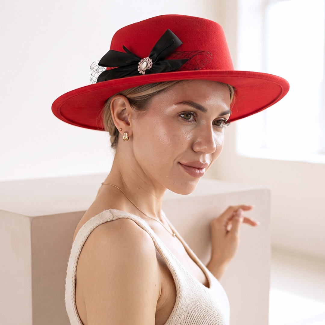 Ruth Kırmızı Renk Fiyonklu Şapka 8 cm Kenarlı