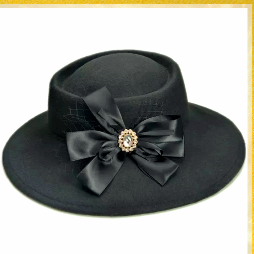 Ruth Siyah Renk Fiyonklu şapka 8 cm Kenarlı