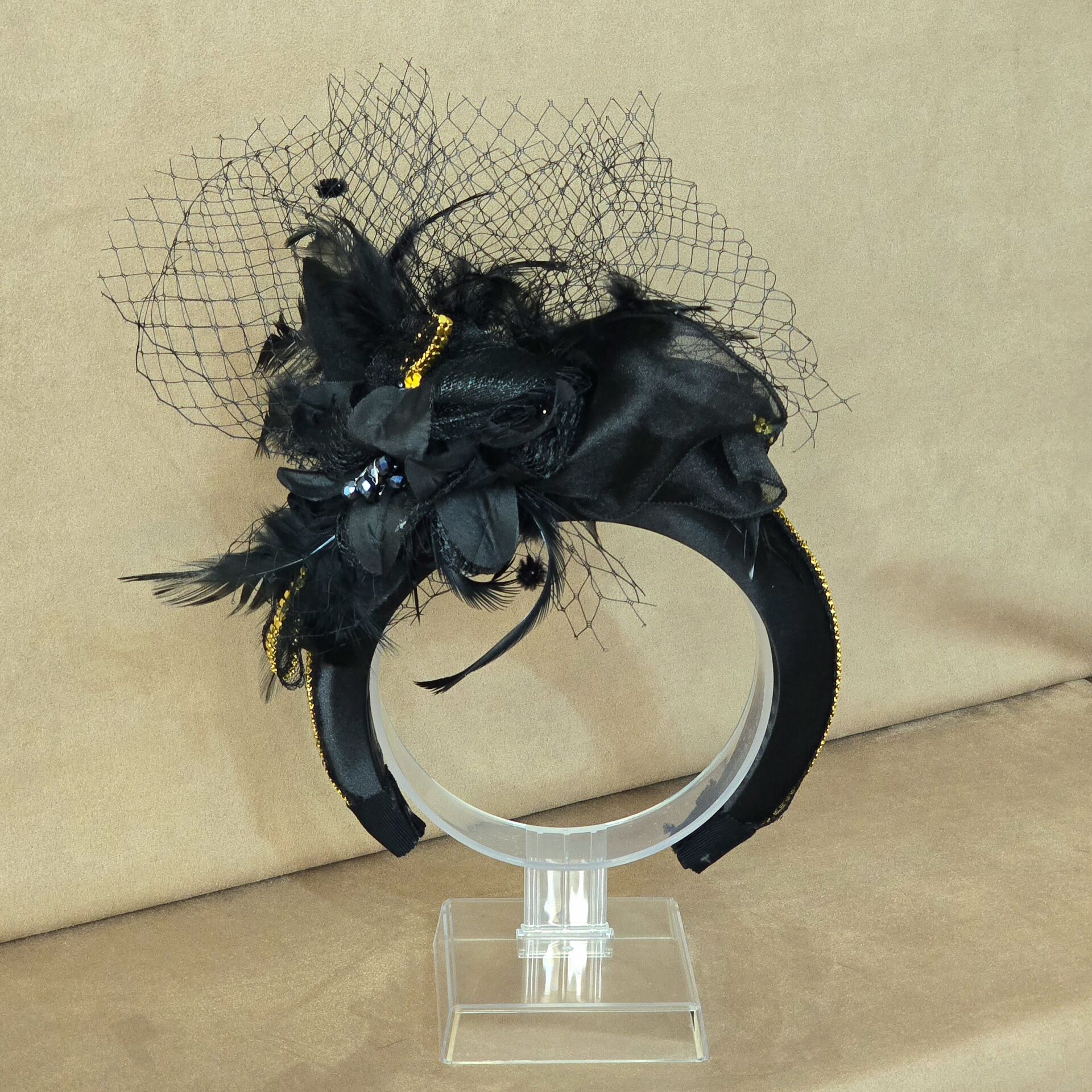 Amanda Siyah Renk Taç