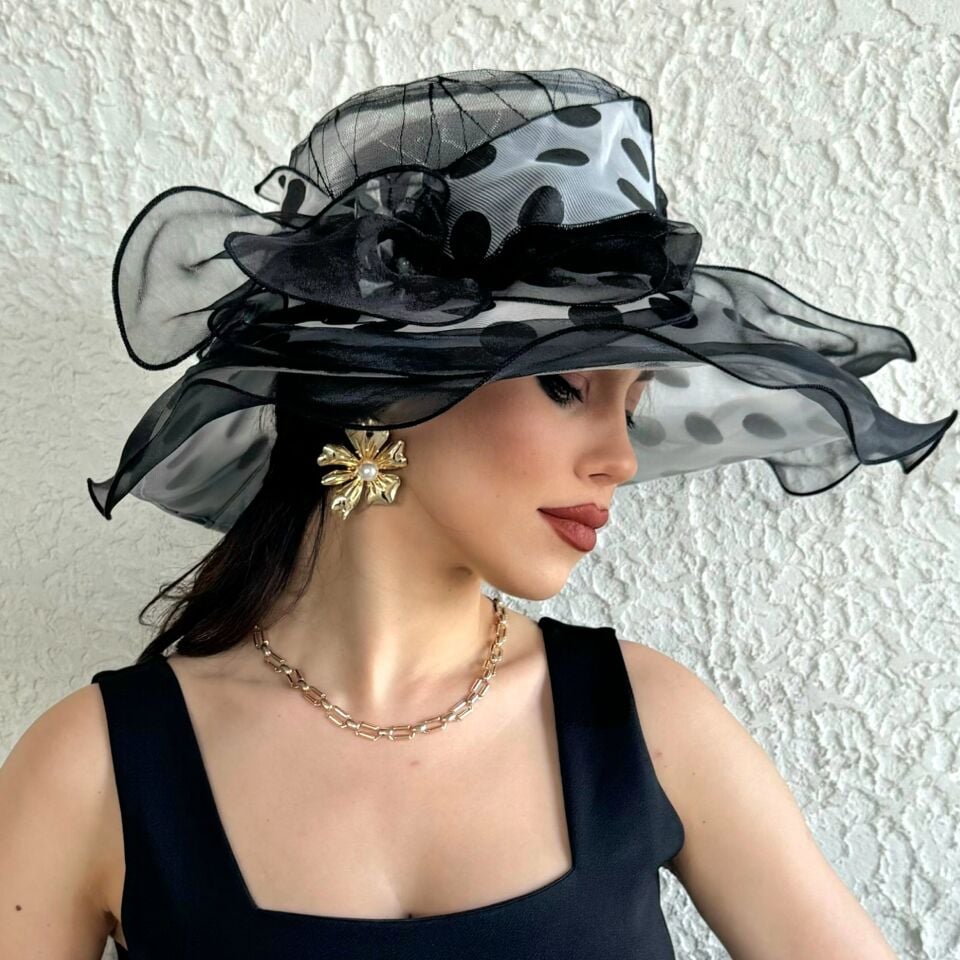 Carlotte Siyah Beyaz Renk Puantiyeli Elegan Şapka 45 cm Özel Şapka Kutulu