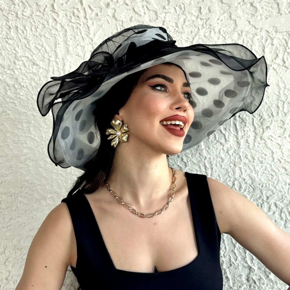 Carlotte Siyah Beyaz Renk Puantiyeli Elegan Şapka 45 cm Özel Şapka Kutulu