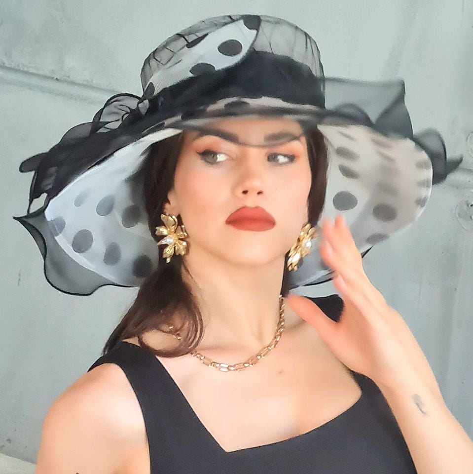 Carlotte Siyah Beyaz Renk Puantiyeli Elegan Şapka 45 cm