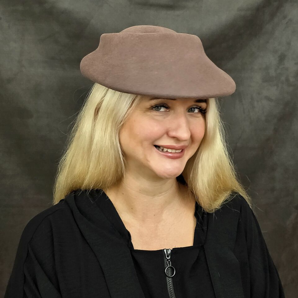 Astrid Mocha Sütlü  Kahverengi Renk Şapka 30 cm