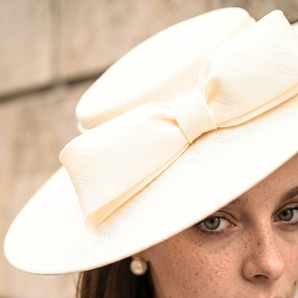 Holly Krem Renk Vualet Şapka 40 cm Özel Şapka Kutulu