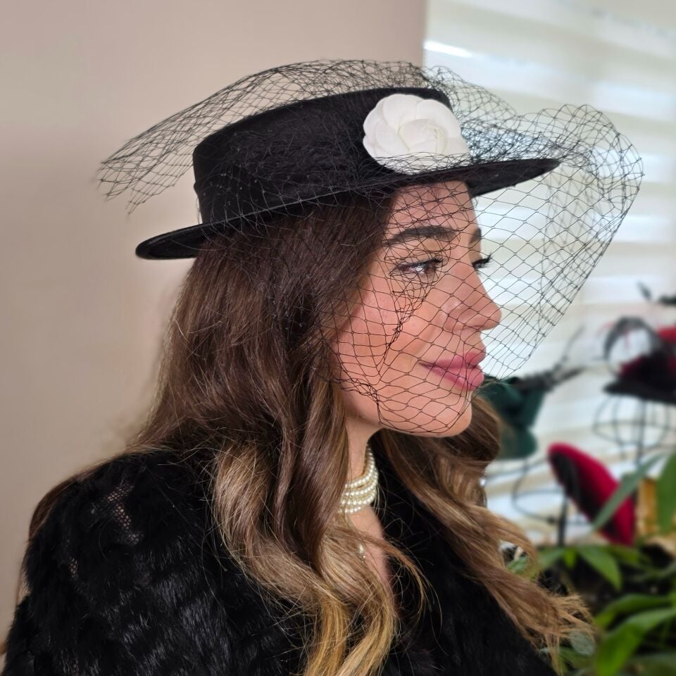 Audra Siyah Renk Vualet Şapka 30 cm