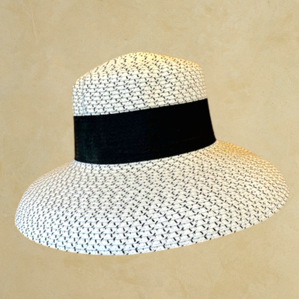 Hepburn Beyaz Siyah Desenli Şapka 38 cm