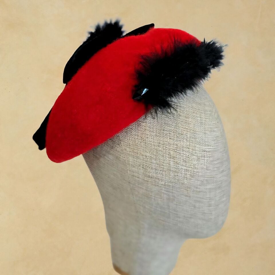 Amada Kırmızı Renk Ressam Bere Yetişkin Boy