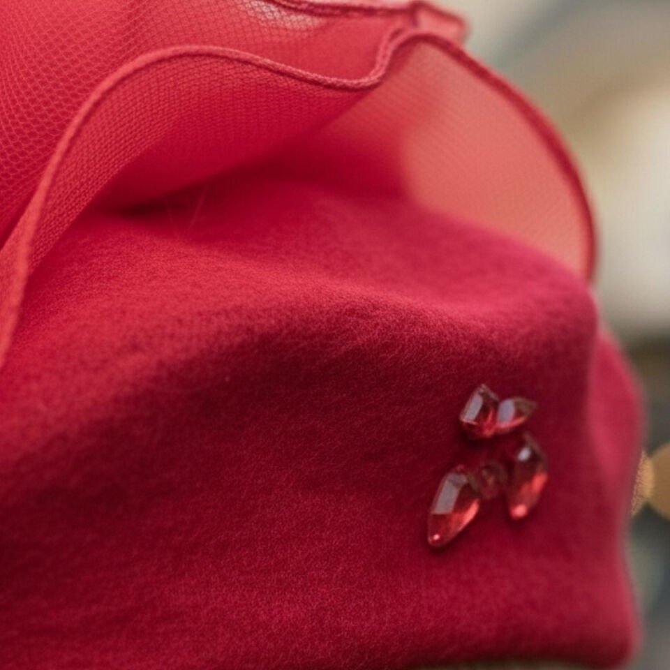 Amata Kırmızı Renk Ressam Bere Yetişkin Boy