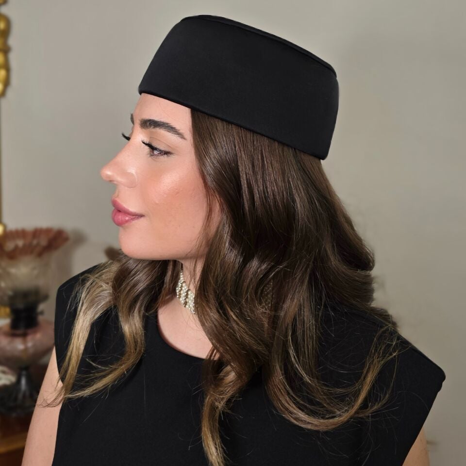 Nora Siyah Renk Mat Saten Fes  Şapka 57 cm