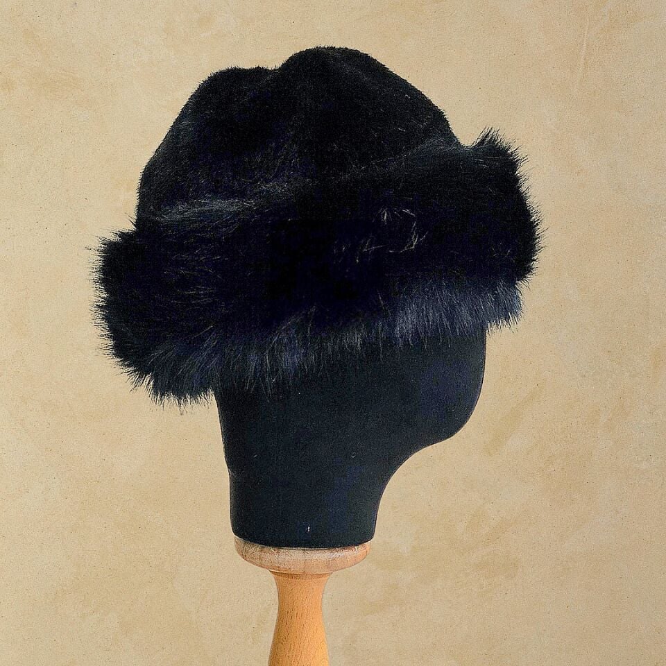 Anna Siyah Renk Peluş Şapka