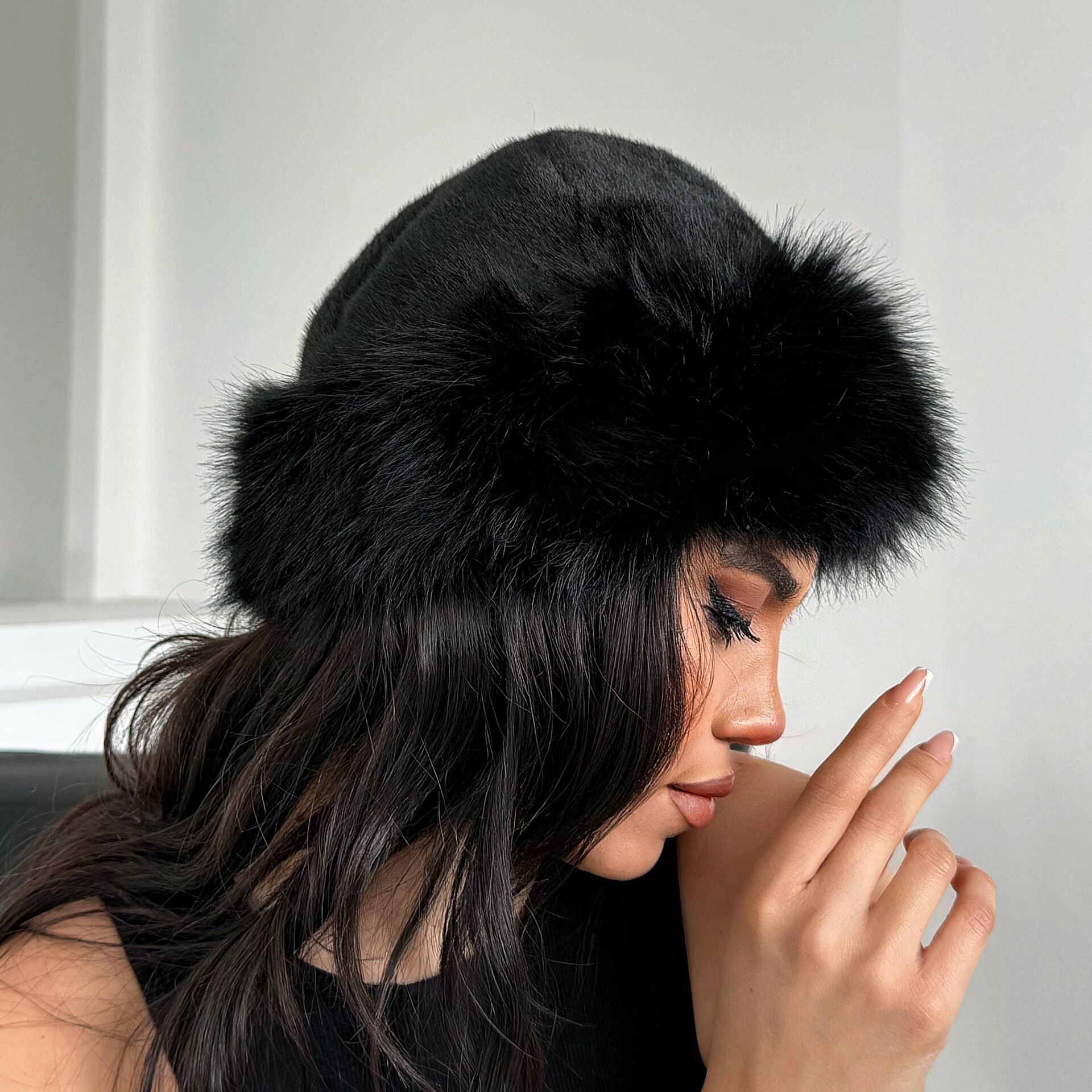 Anna Siyah Renk Peluş Şapka