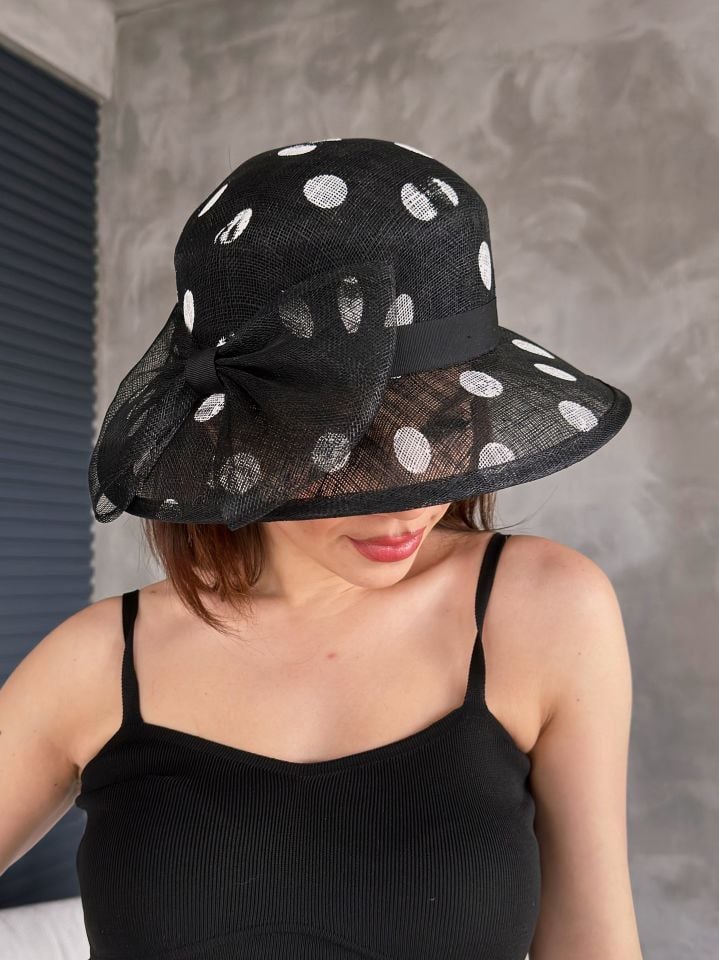 Esmee Siyah Beyaz Puantiyeli Elegan  Şapka 34 cm - Özel Kutulu