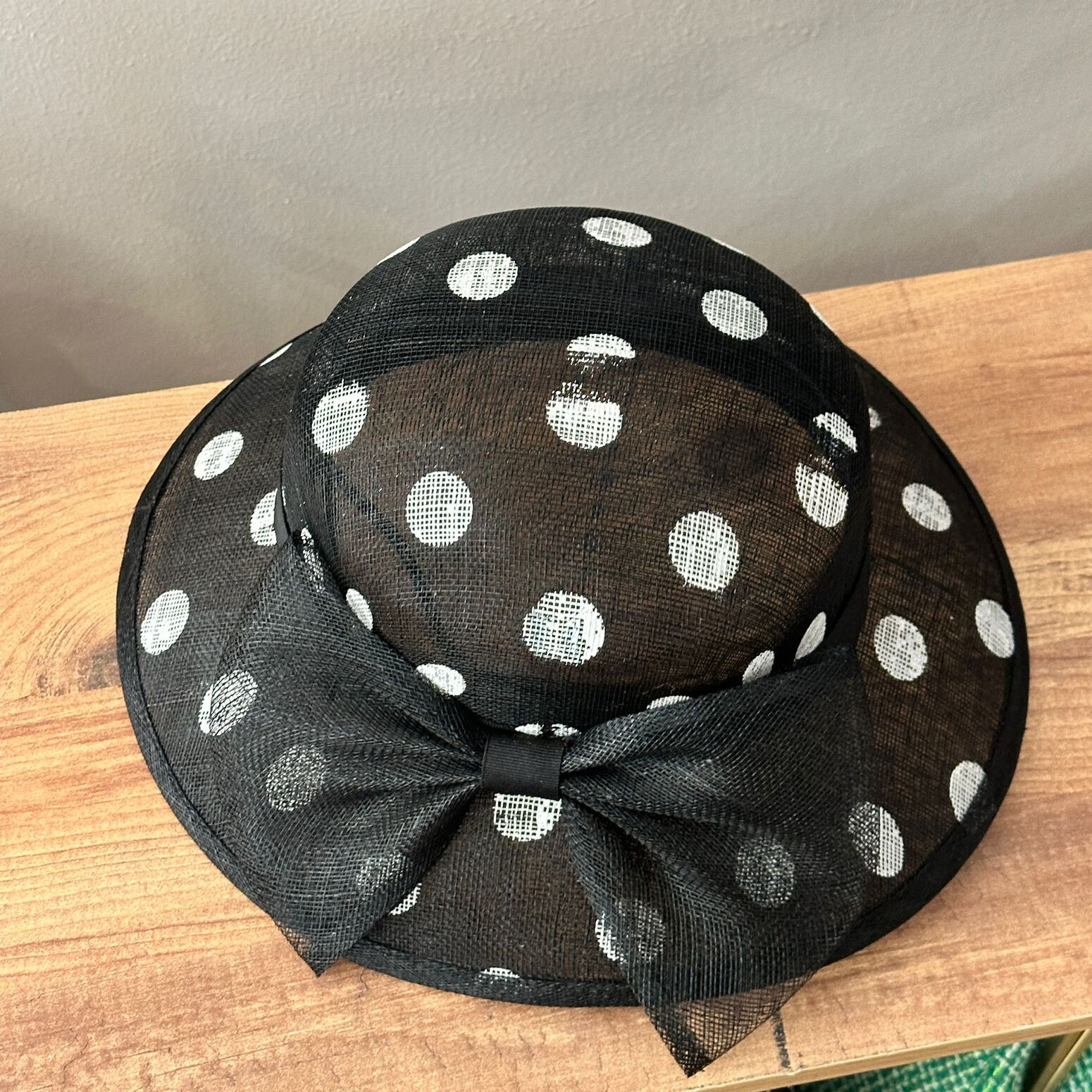 Esmee Siyah Beyaz Puantiyeli Baskılı Elegan Şapka 34 cm Özel Şapka Kutulu
