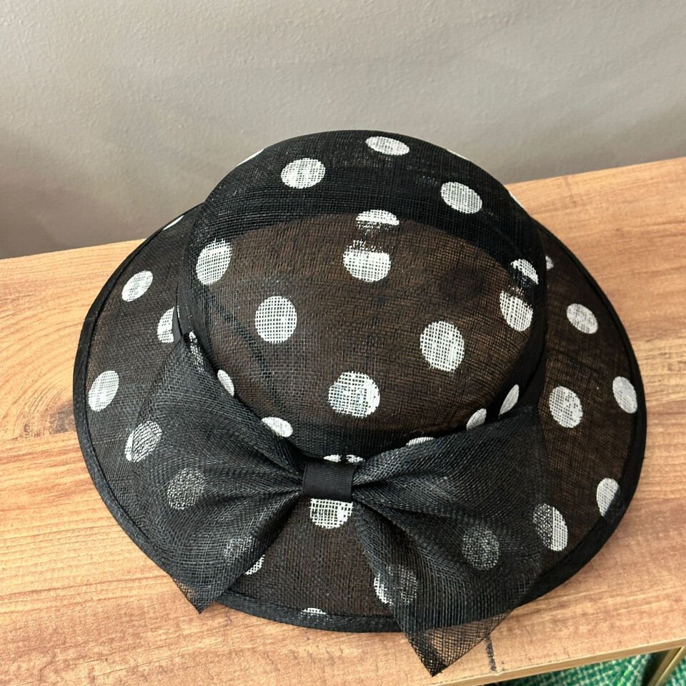 Esmee Siyah Beyaz Puantiyeli Baskılı Elegan Şapka 34 cm Özel Şapka Kutulu