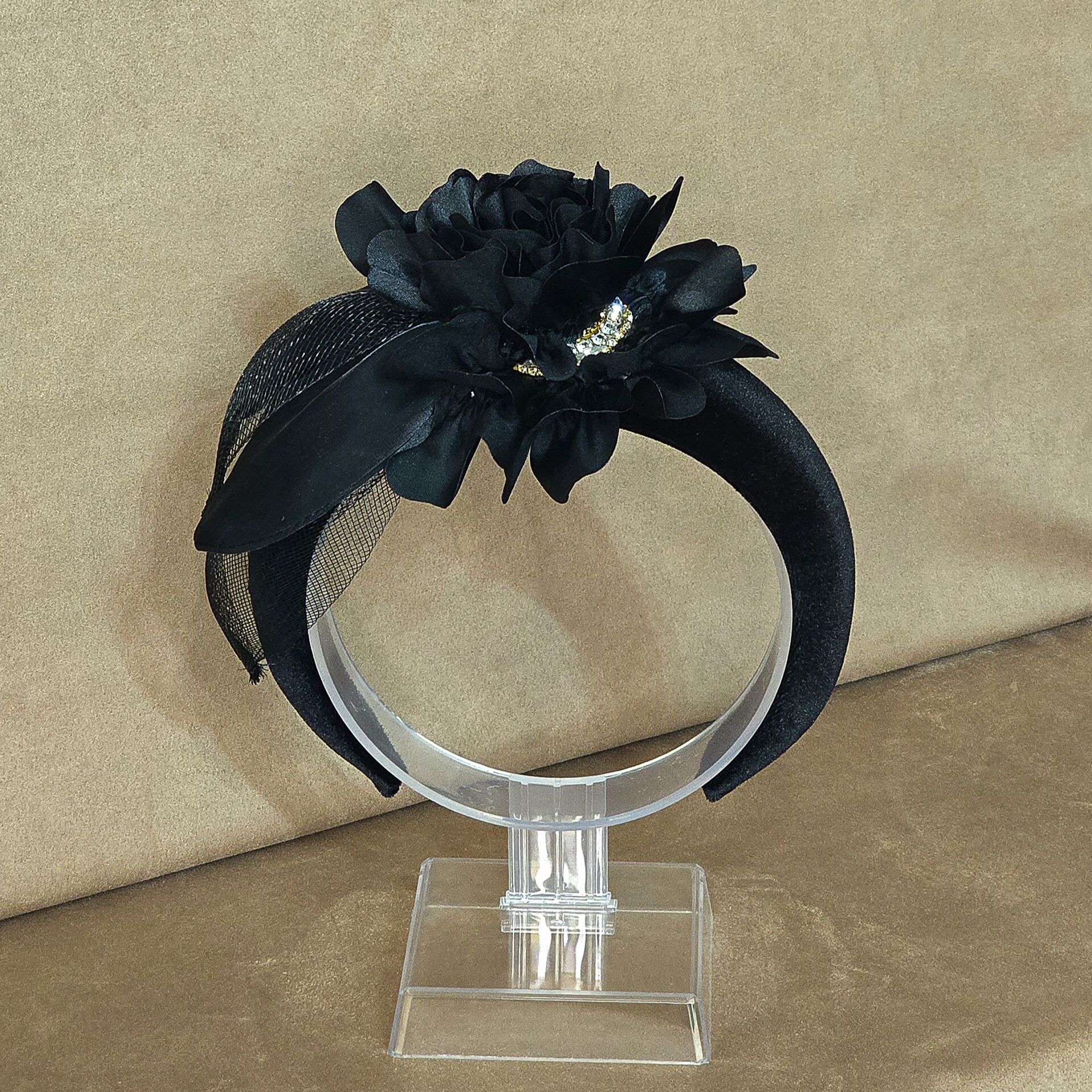 Amanda Siyah Renk Taç