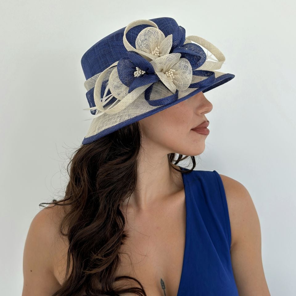 Raina Saks Mavi Beyaz Renk Elegan Şapka 30 cm  - Özel Kutulu