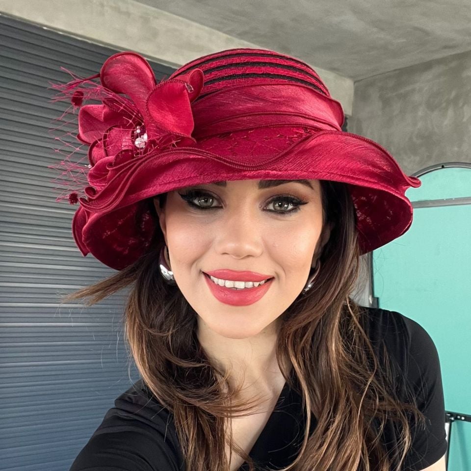 Meghan Koyu Kırmızı Renk Alternatifli Şapka 30 cm