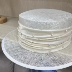 Belle Ekru Renk  Elegan Şapka 32 cm Özel Kutulu