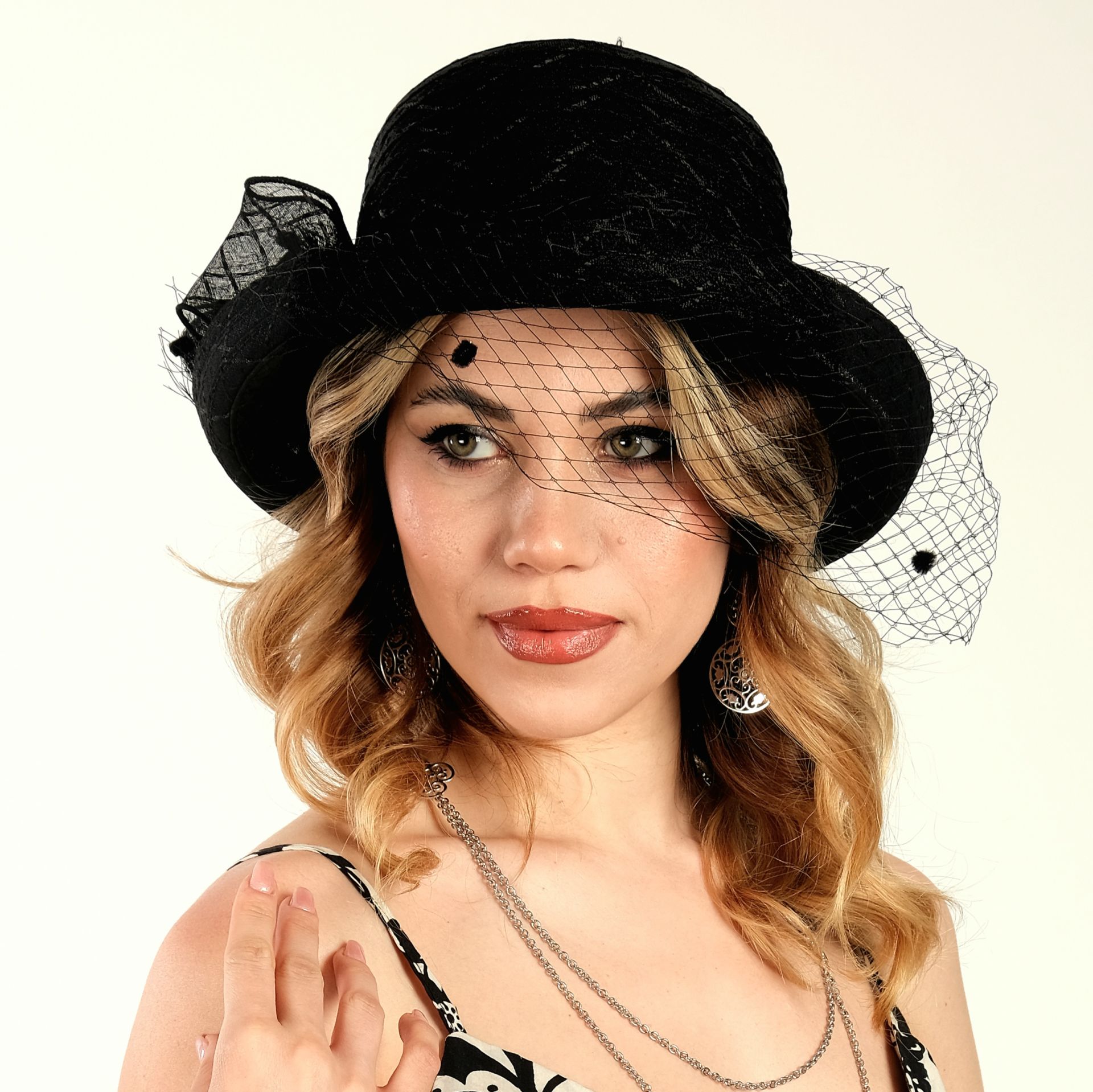 Elizabeth Siyah Renk Alternatifli Şapka 28 cm