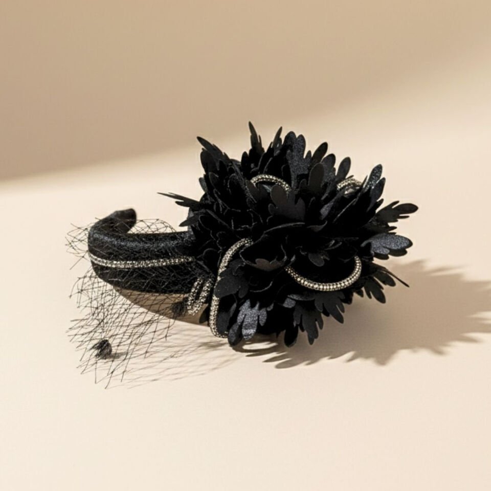 Amanda Siyah Saten Taç