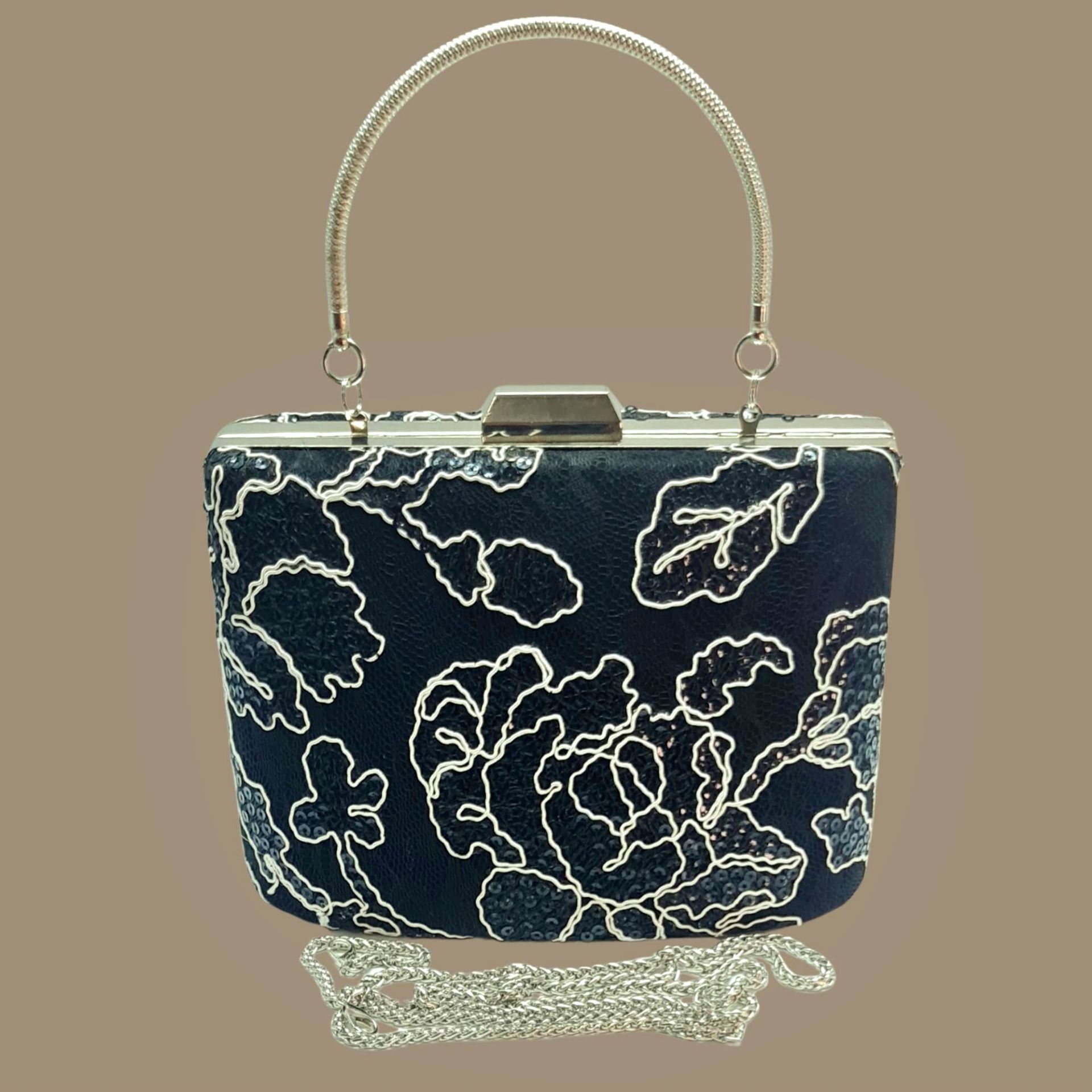 Kutu Model Siyah Beyaz Renk Dantel Tasarım  Çanta