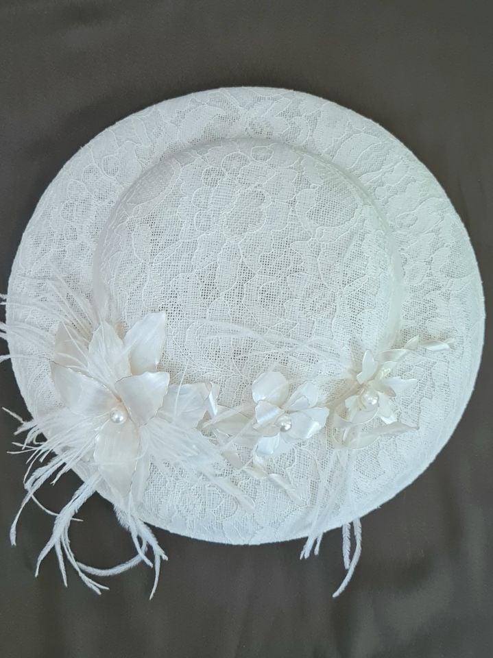 Kathy İnci Beyaz Renk Vualet Şapka 30 cm