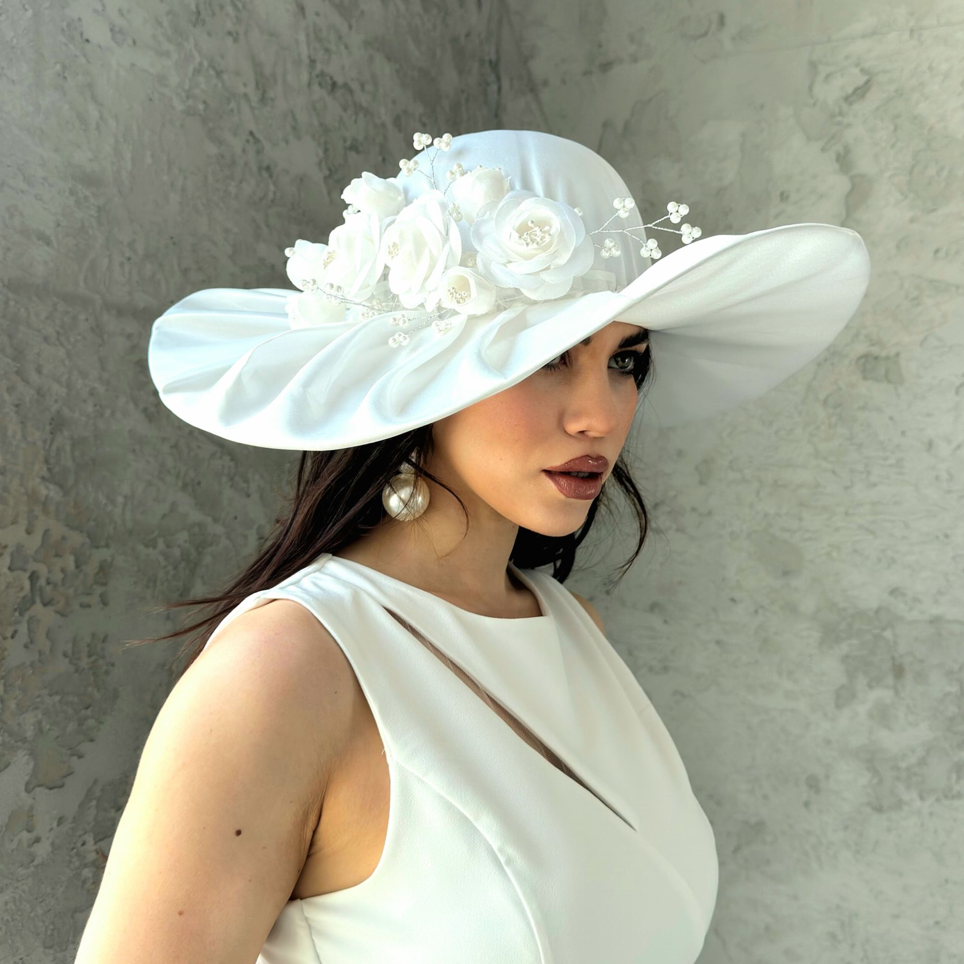 Jenny Beyaz Renk Saten Elegan Şapka 45 cm Özel Şapka Kutulu