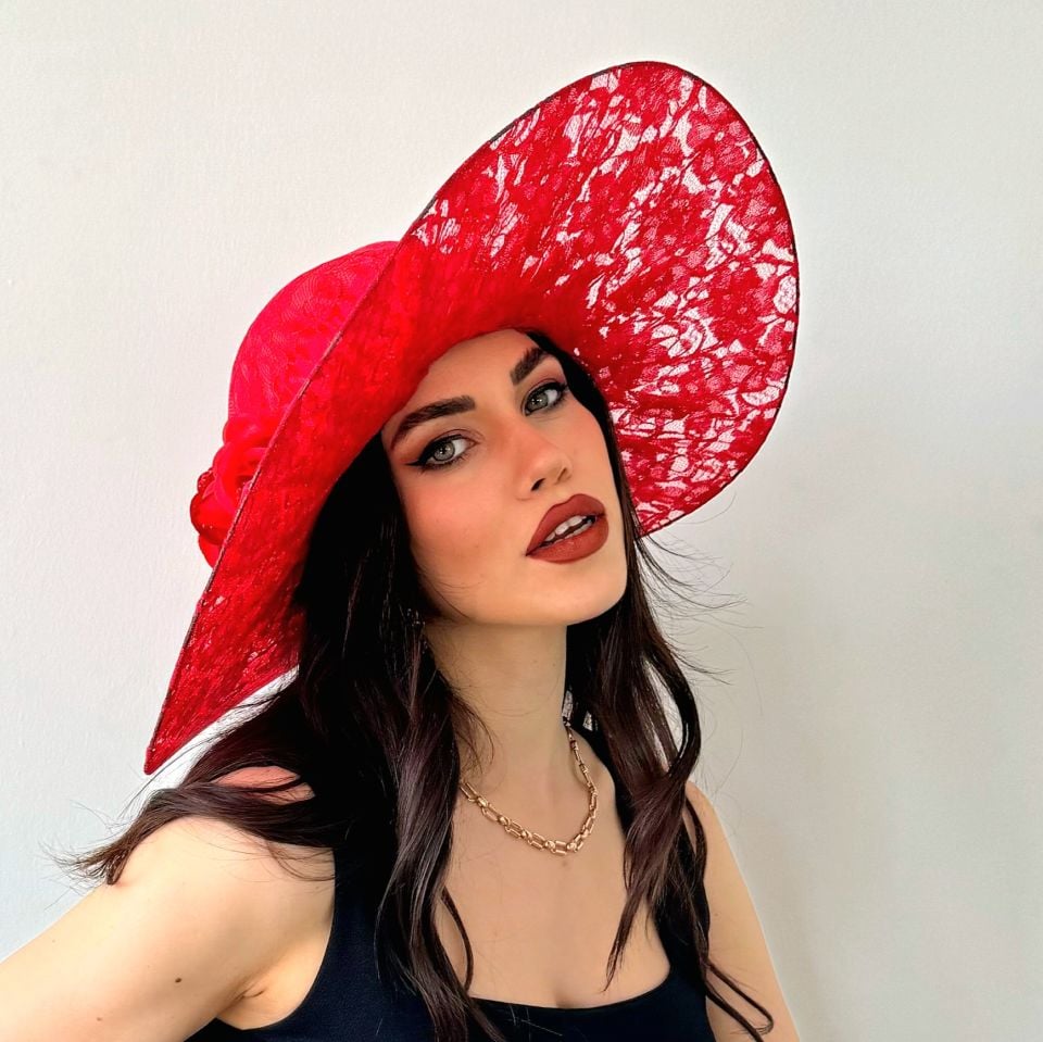 Jenny Kırmızı Renk Dantel Elegan Şapka 45 cm Özel Şapka Kutulu