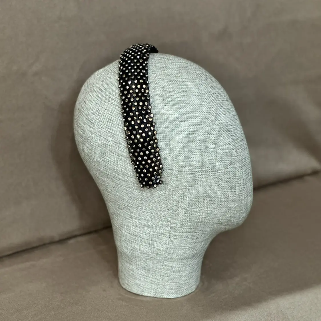 Siyah Taç Bakır Renk Taş Aksesuarlı