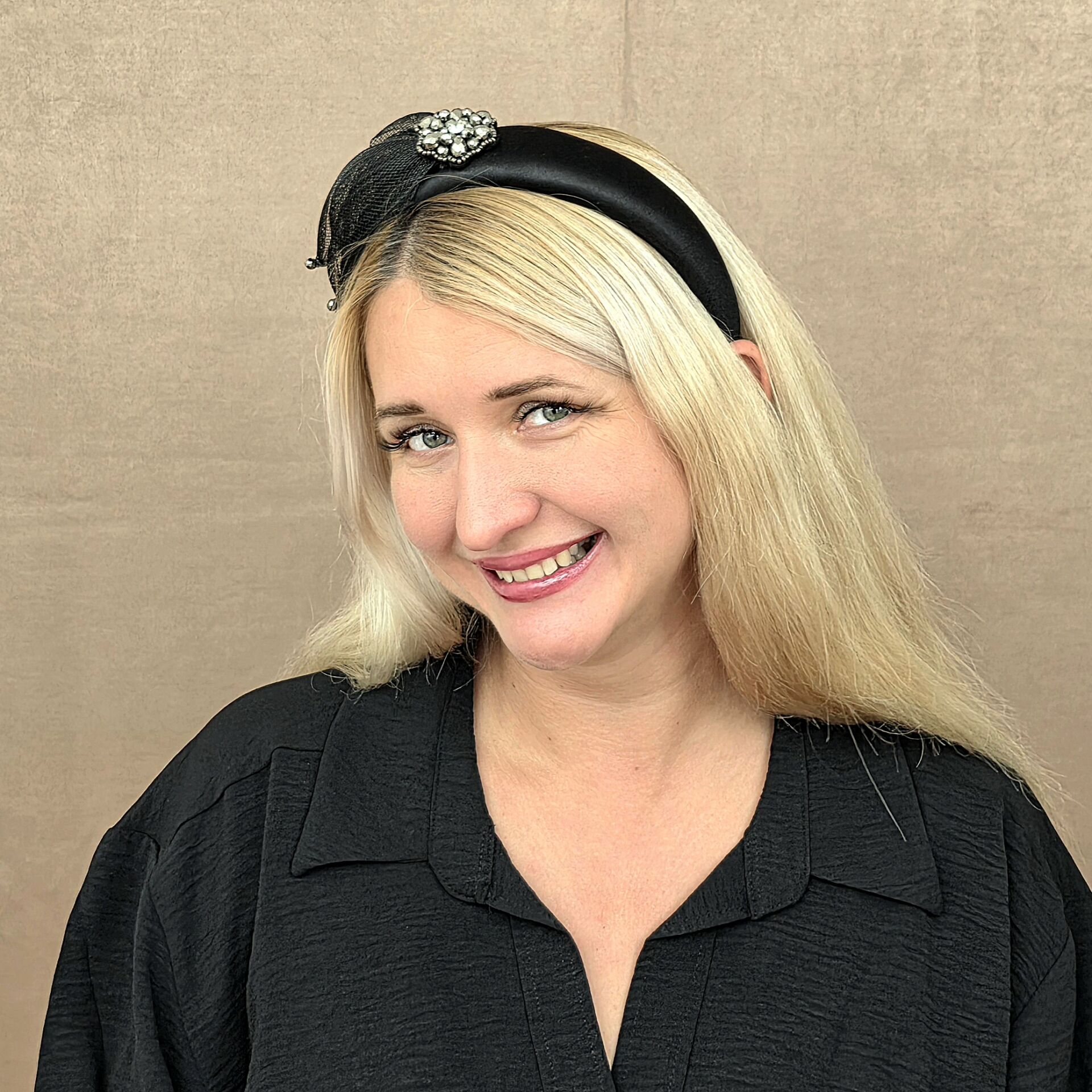 Mila Siyah Renk Taç Gümüş  Renk  Aksesuarlı