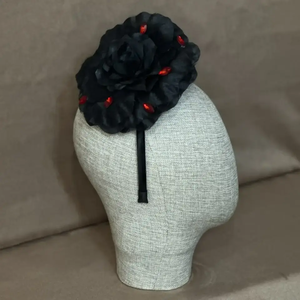 Mila Siyah Kırmızı Renk Saten  Taç