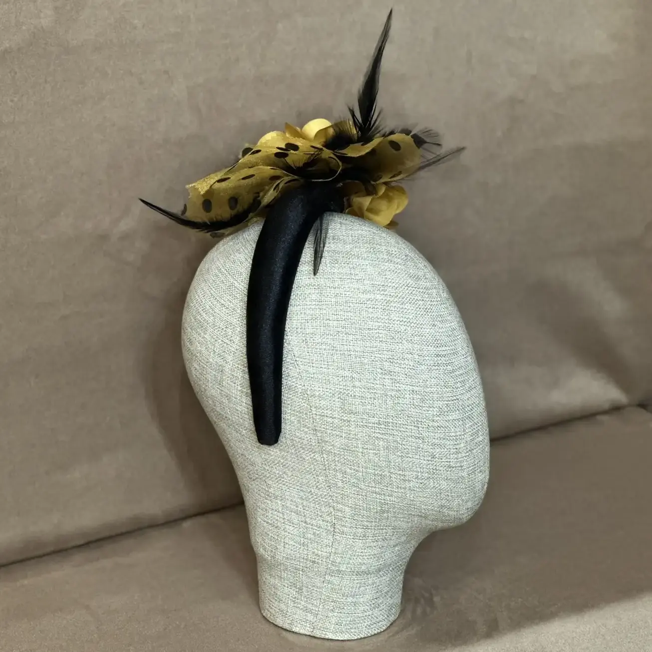 Mila  Siyah Gold  Renk Taç