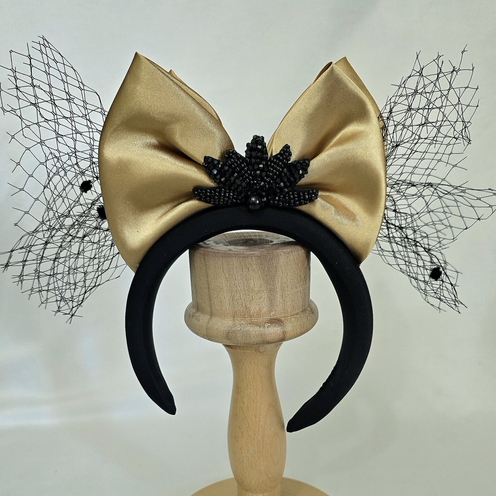 Mila Gold siyah Taç