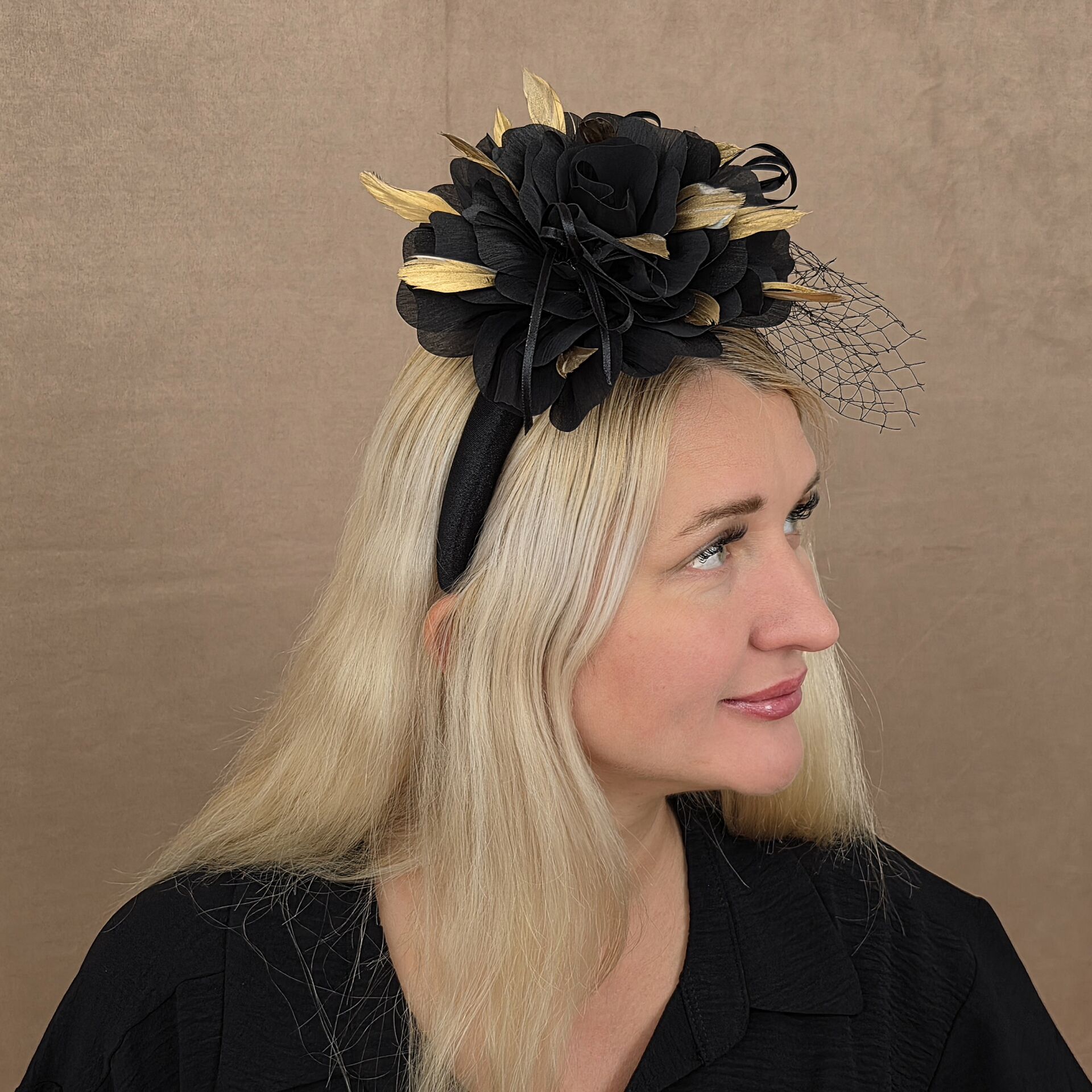 Mila Siyah,  Gold Renk  Saten  Taç