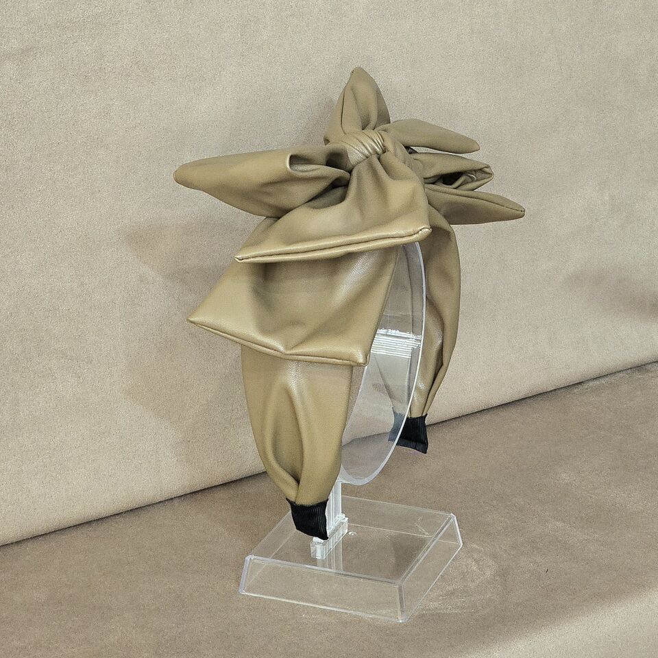 Mila Bej Renk Suni Deri Fiyonk Taç