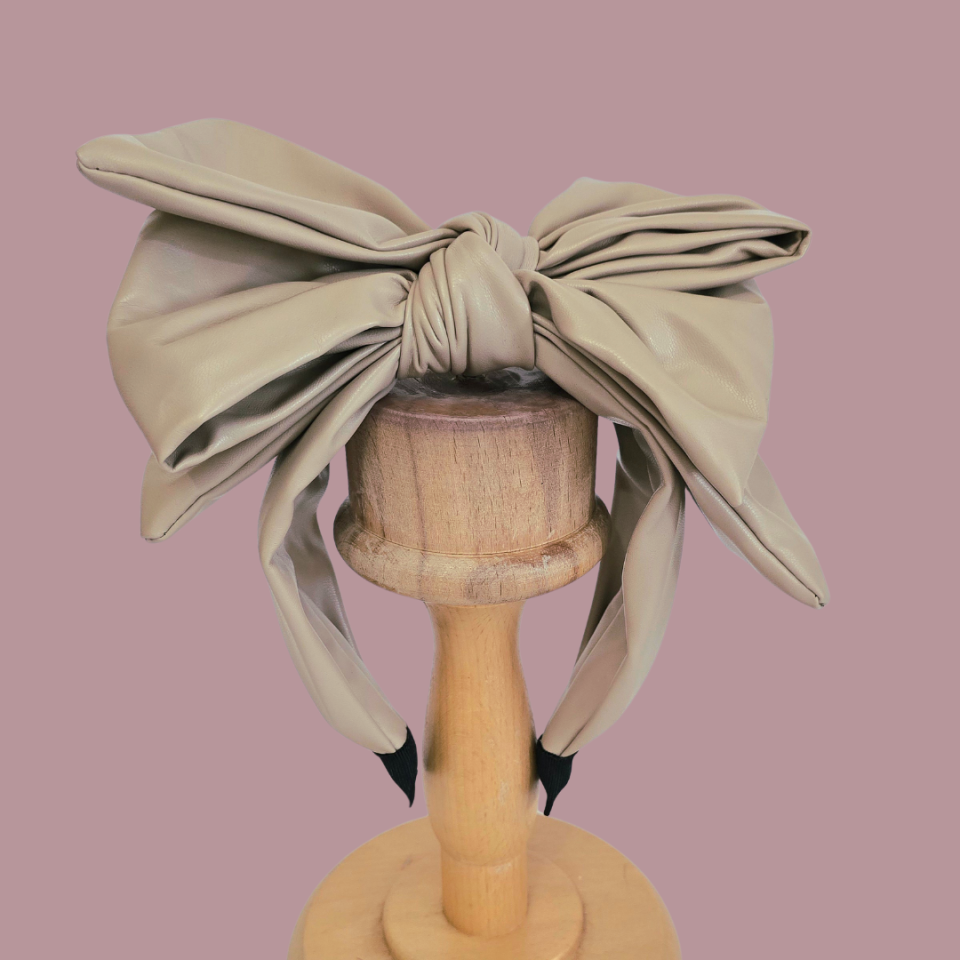 Mila Bej  Renk Suni Deri Fiyonk Taç