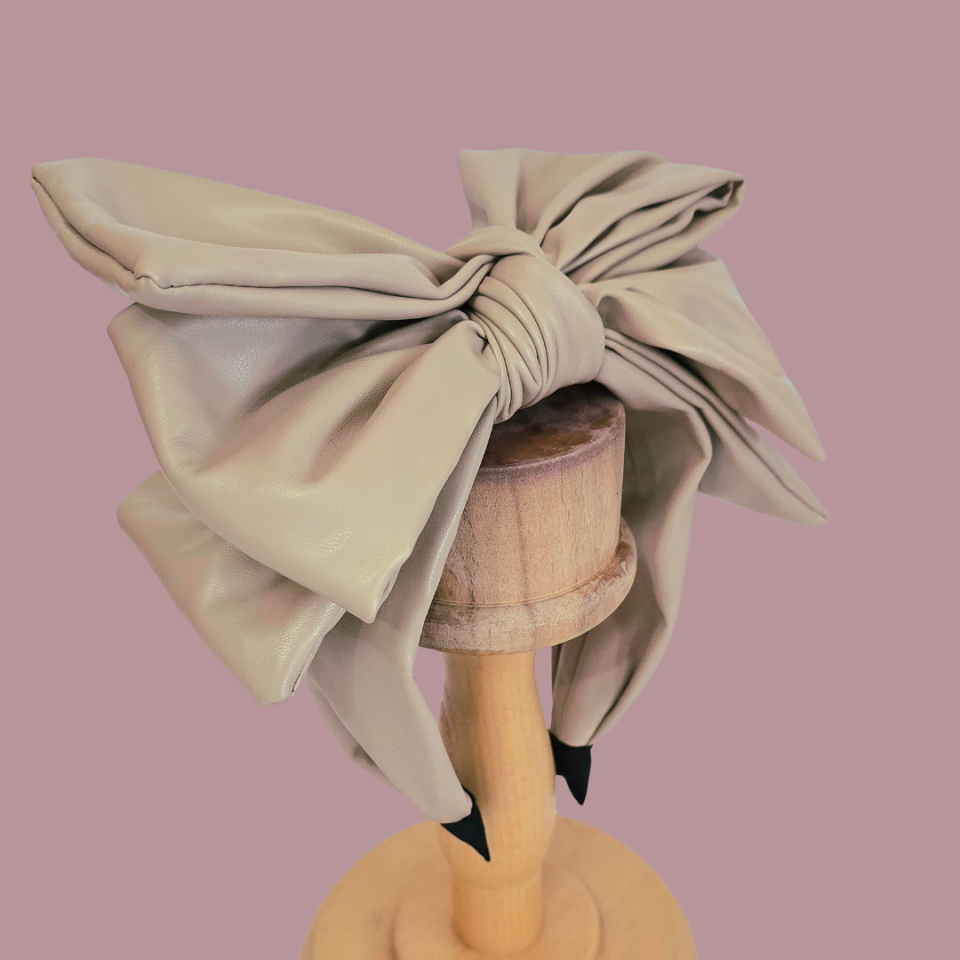 Mila Bej  Renk Suni Deri Fiyonk Taç