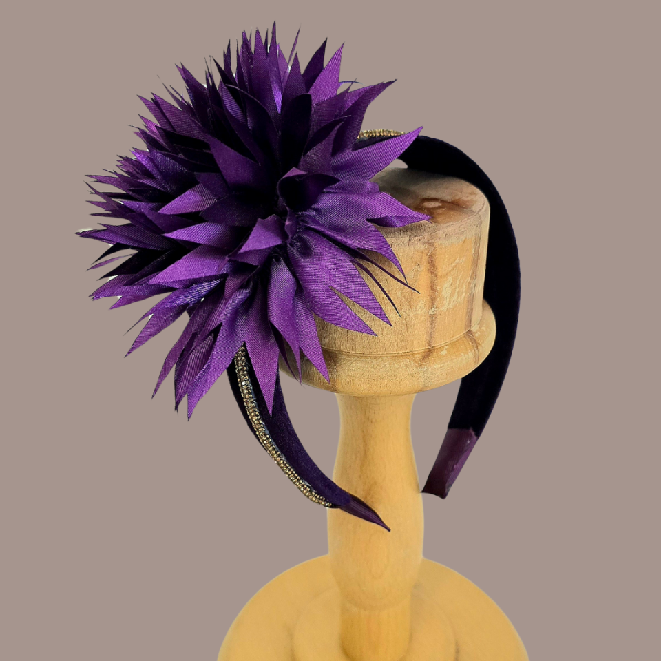 Amanda Mor Renk Kadife  Taç