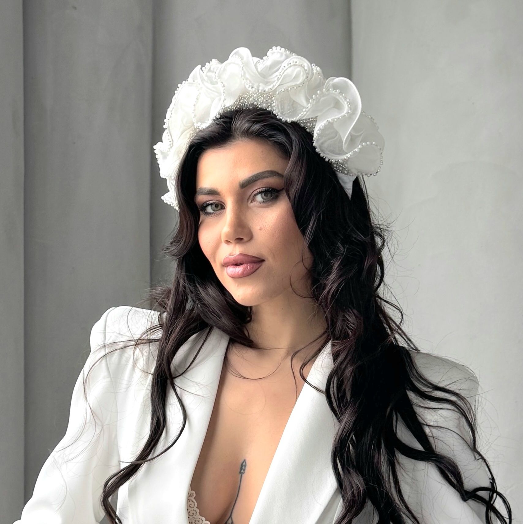 Amanda Beyaz Renk Saten Taç