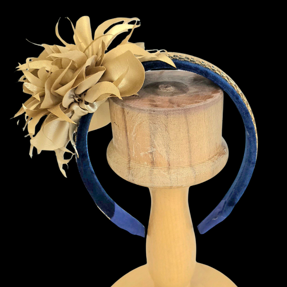 Amanda Lacivert Renk Kadife Taç