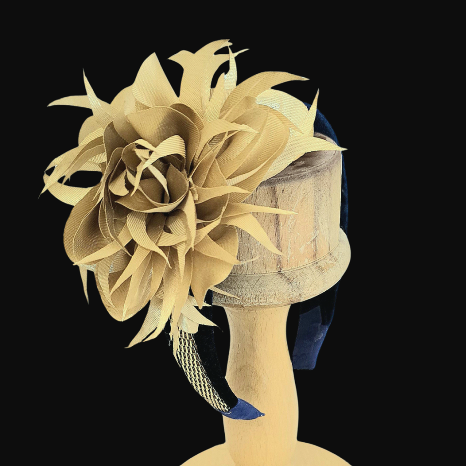 Amanda Lacivert Renk Kadife Taç