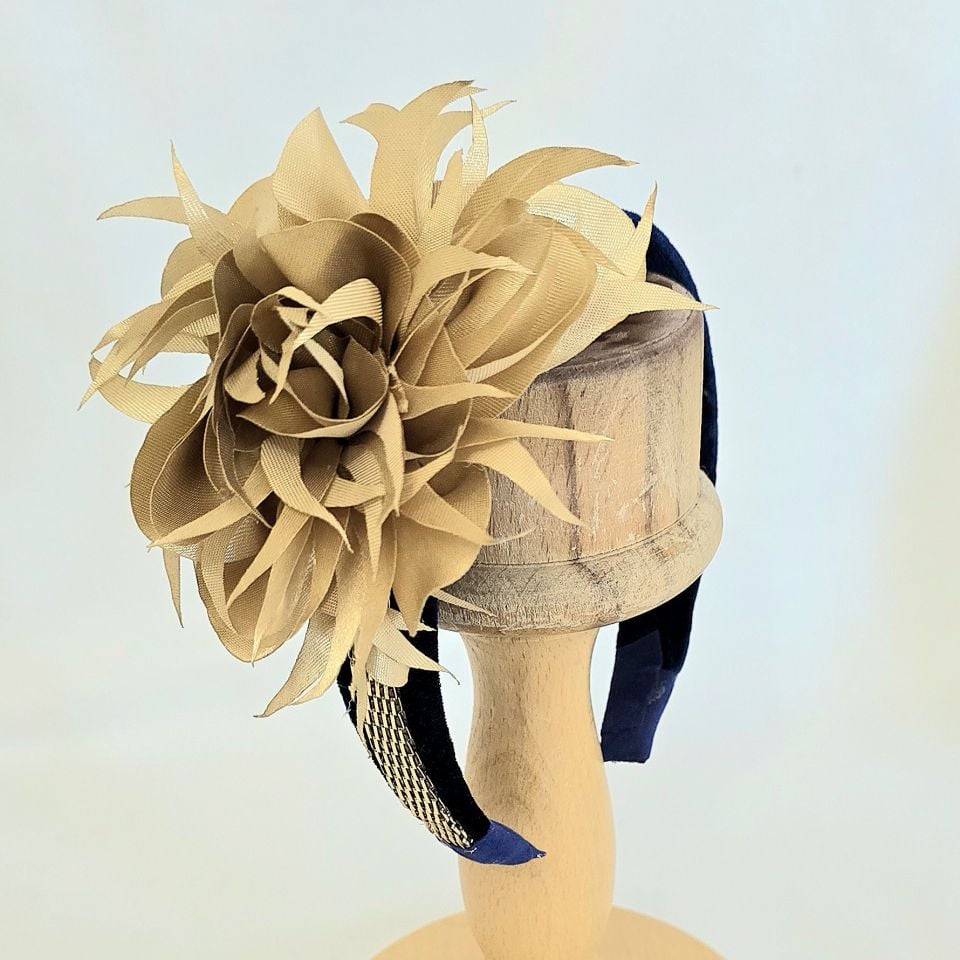 Amanda Lacivert Renk Kadife Taç