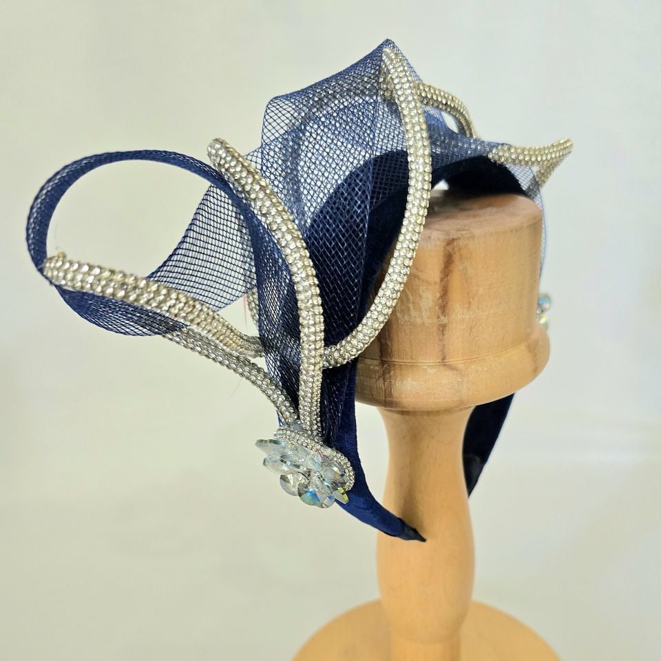 Amanda Lacivert Renk Kadife Taç