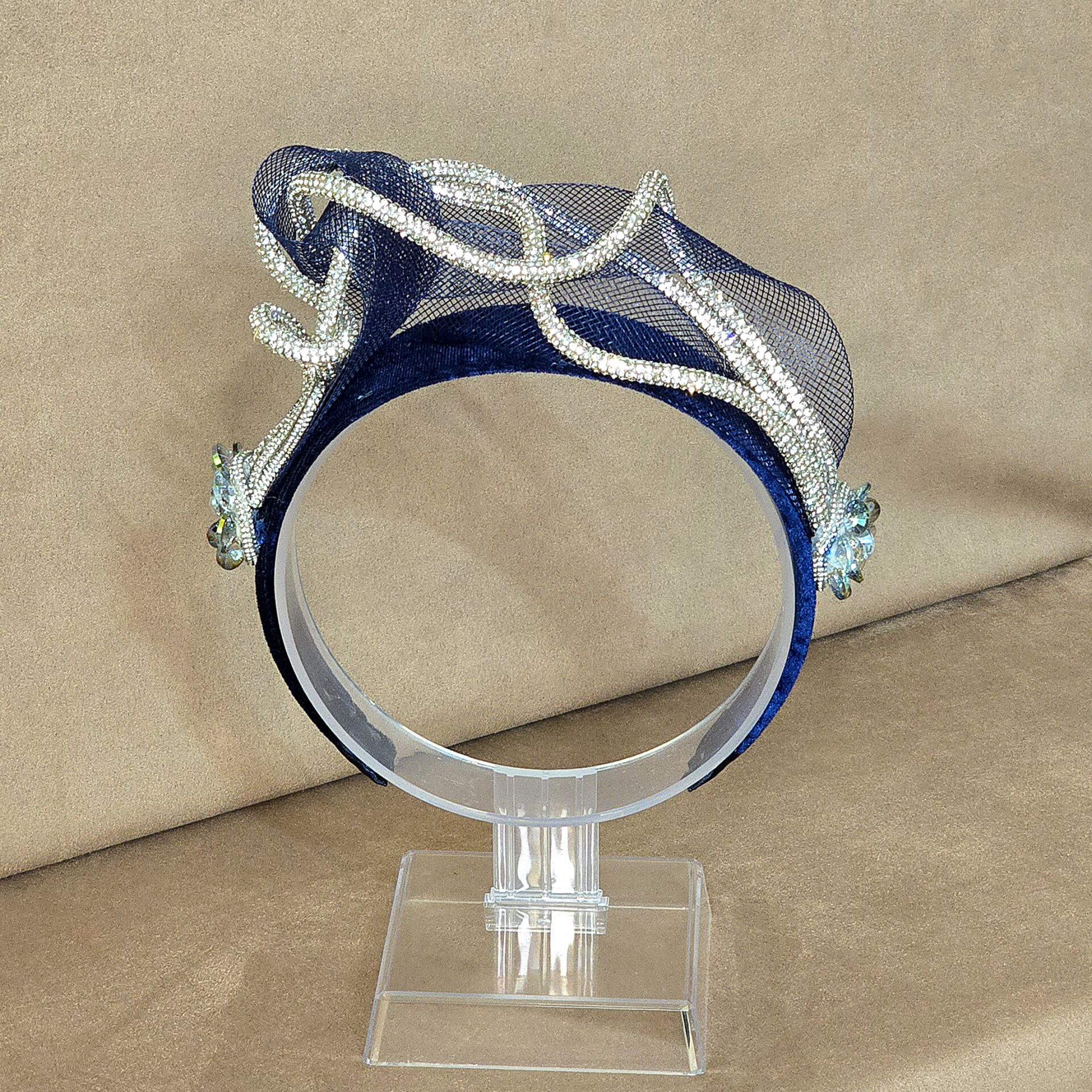 Amanda Lacivert Renk Kadife Taç