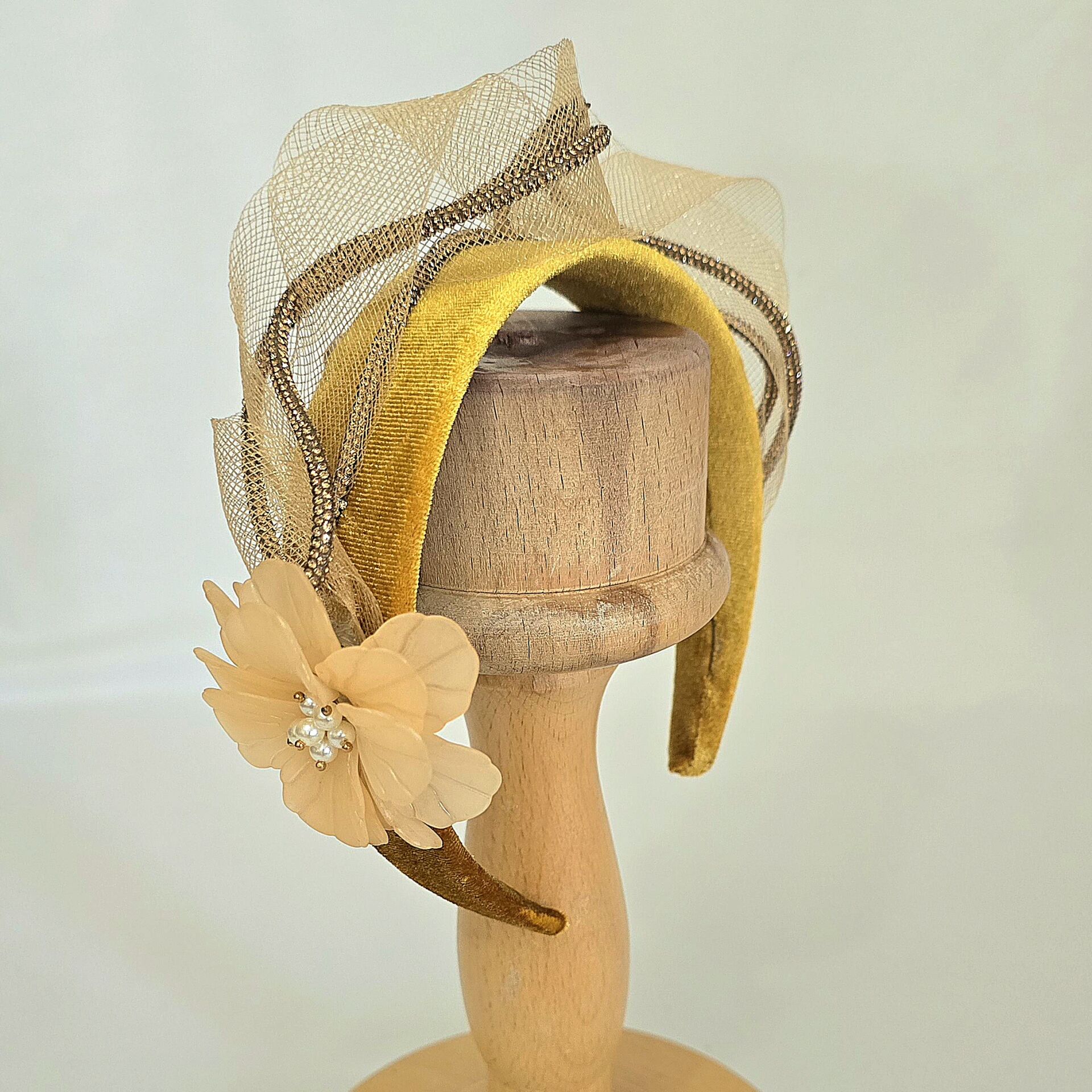 Amanda Sarı Renk Kadife  Taç