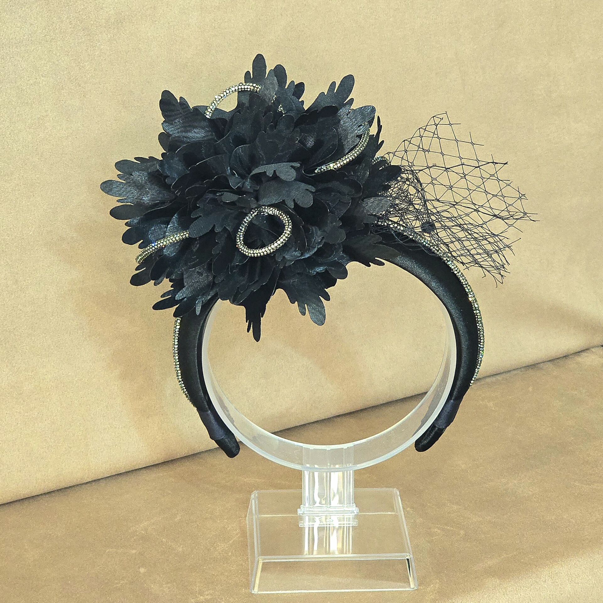 Amanda siyah Gümüş  Renk Saten  Taç